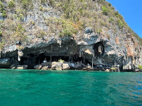 Viking Cave (Bird nests cave / Tham Phaya Nak) - Phi Phi Thailand